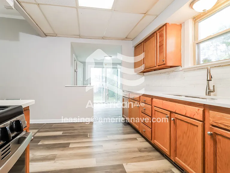 1559191_006_kitchen_7.jpg