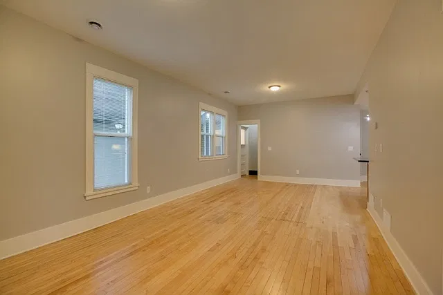 Fully updated house just steps to shopping and restaurants — Photo 2