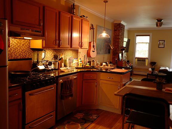3rd image of 479 Monmouth St APT 3R