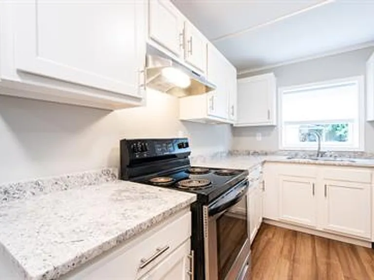 104 E Madison St — Photo 2