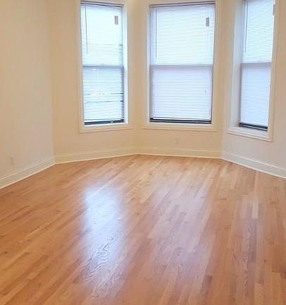 3rd image of 900 W Montrose Ave APT 03