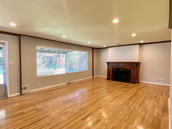 3rd image of 2449 E Wilson Ave