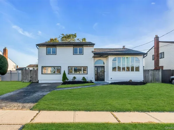 248 N Iowa Avenue, Massapequa, NY 11758