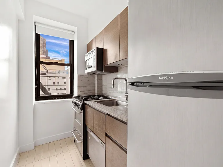 252 E 61st St #S5D — Photo 10