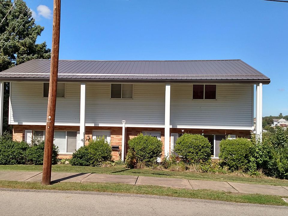 FRONT OF TOWNHOUSE BUILDING