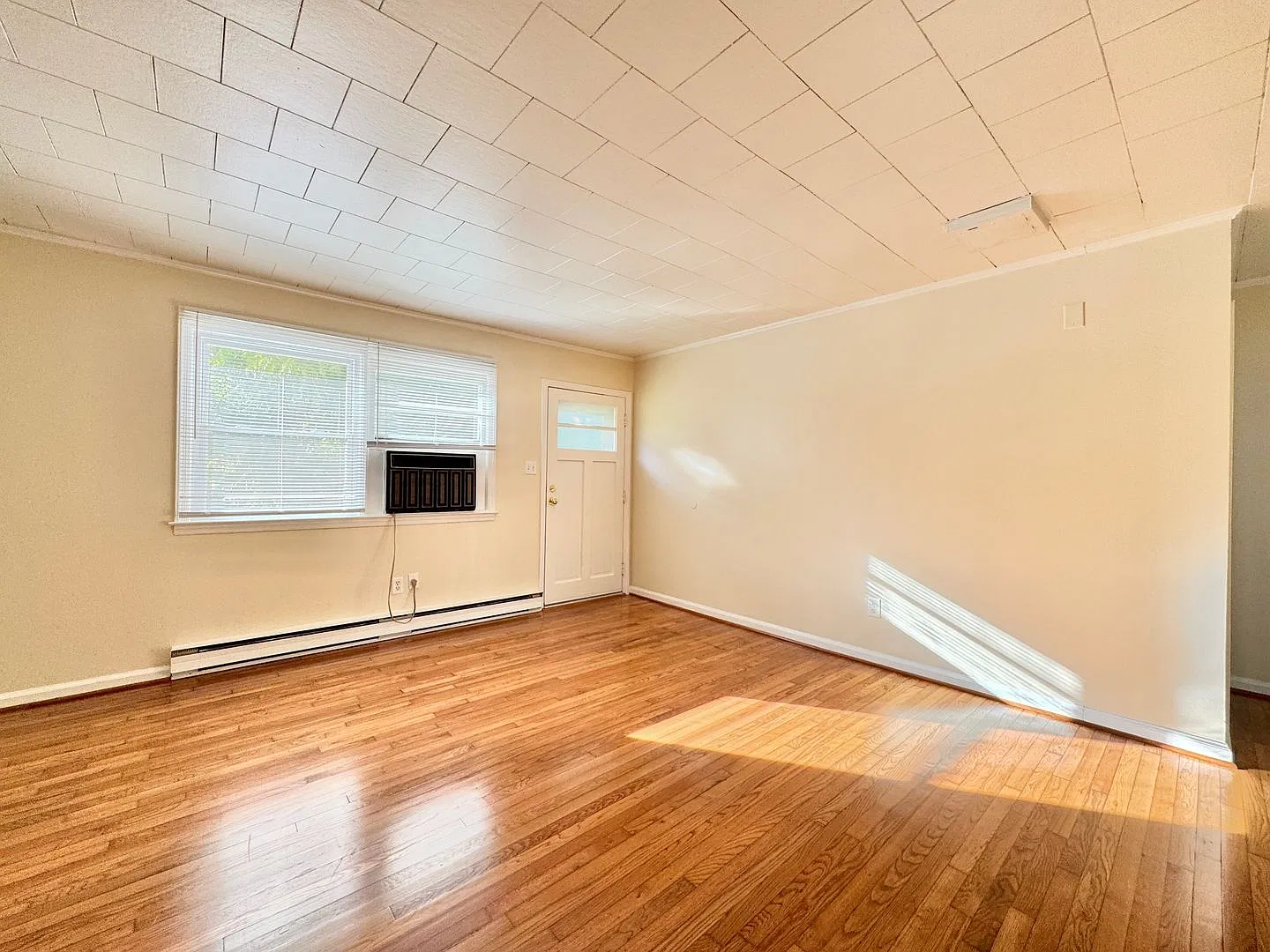 Charming 2-Bedroom Duplex! — Photo 4