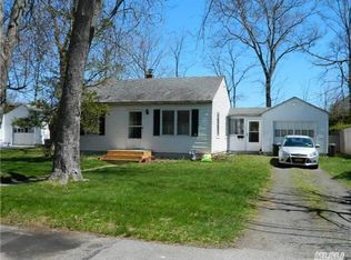 16 Willyn Rd, Blue Point, NY 11715