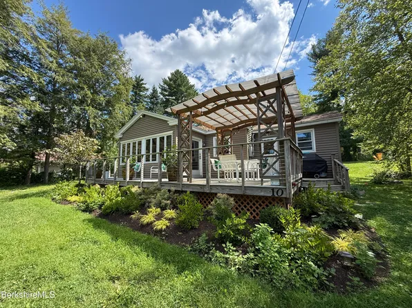 10 Mahkeenac Ter, Stockbridge, MA 01262