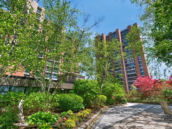 1400 Dixie Rd #110, Mississauga, ON L5E 3E1