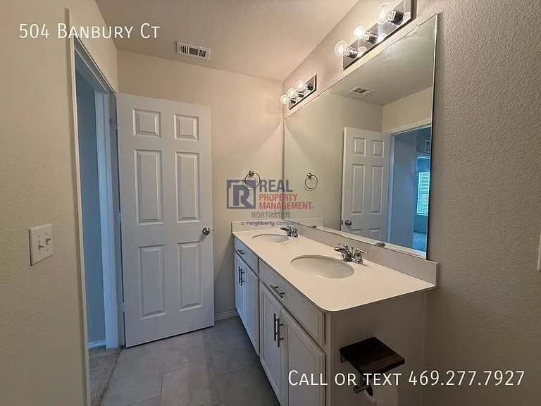 504 Banbury Ct — Photo 15