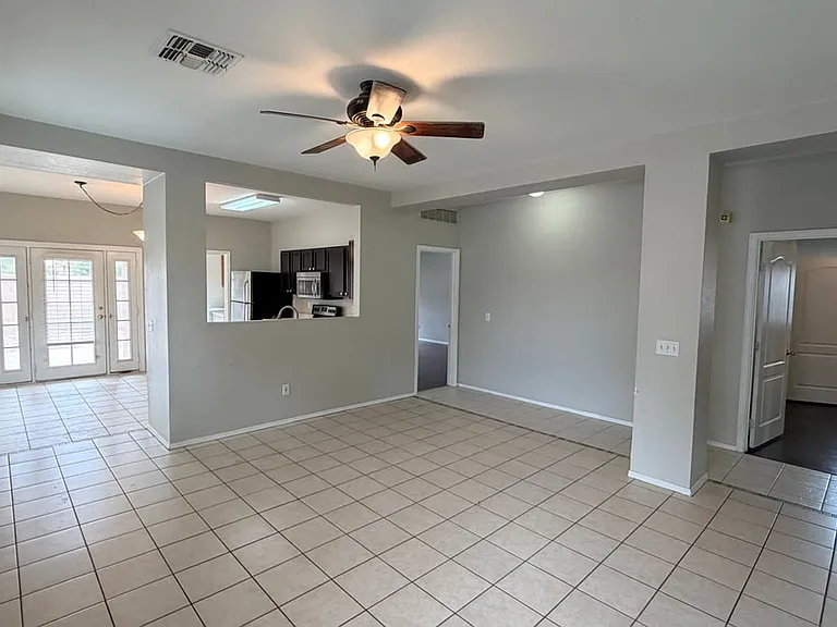 689 E Springfield Pl — Photo 3