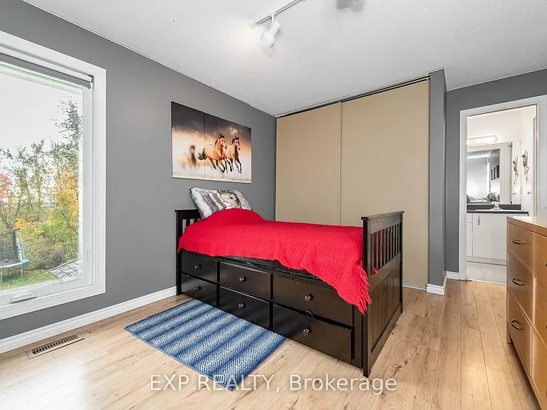 1238 Barnwell Cres — Photo 34