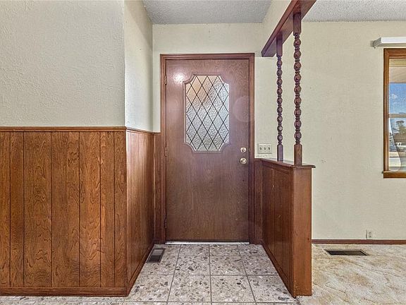 5th image of 824 N Hunt Ave