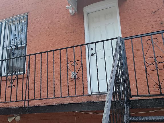 5th image of 1029 E 216th St Floor 1