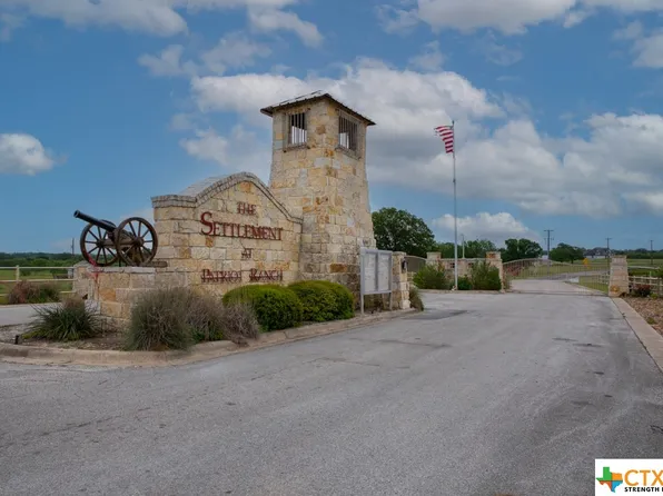 100 Crockett Ln, Luling, TX 78648