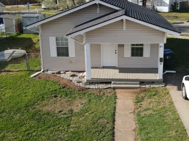 815 E Main St — Photo 1