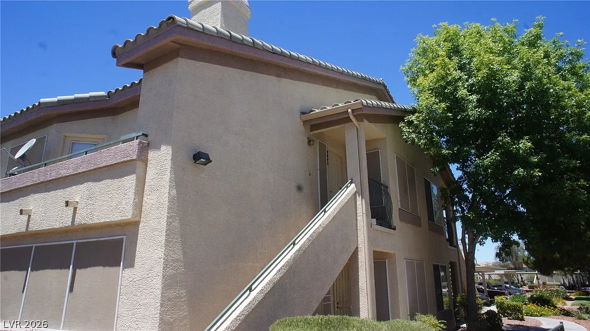 1 bed, 1.0 bath, 695 sqft, $1,075 — Photo 2