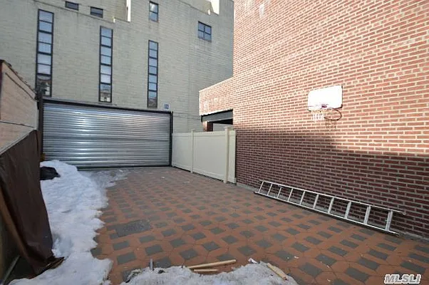 Rented by Prime Realty | media 12