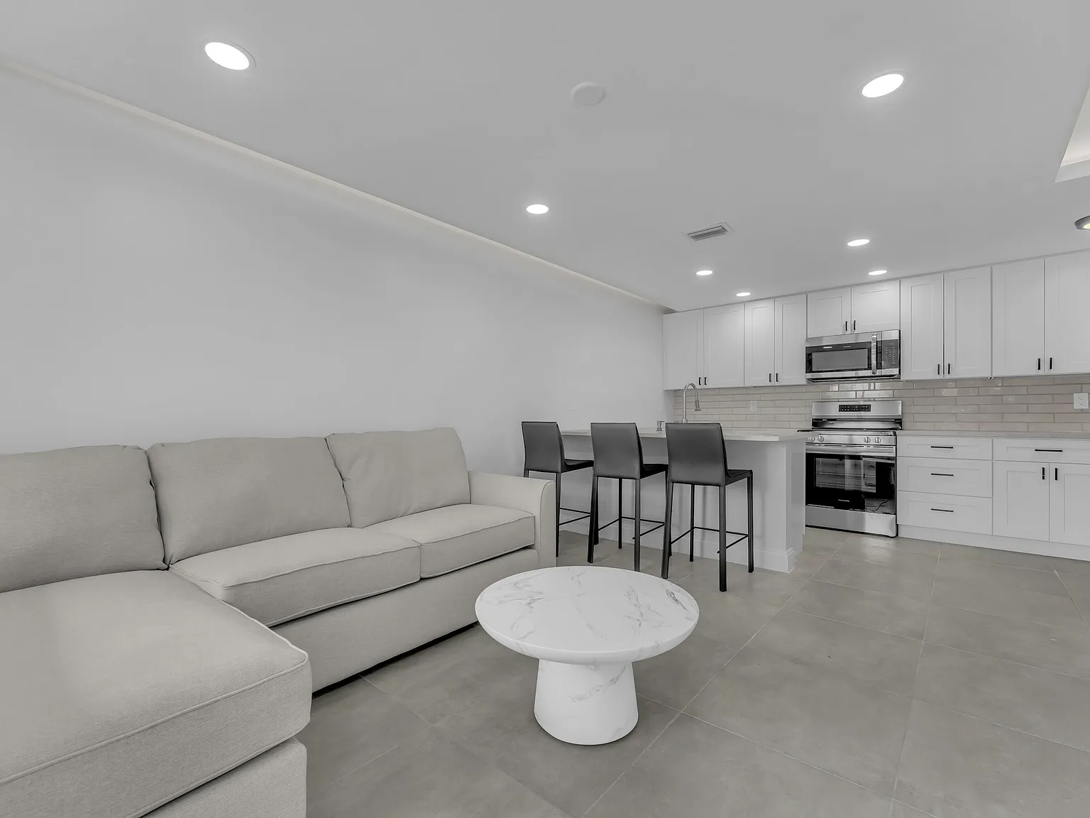 2 bed, 1.0 bath, 900 sqft, $3,300 — Photo 1