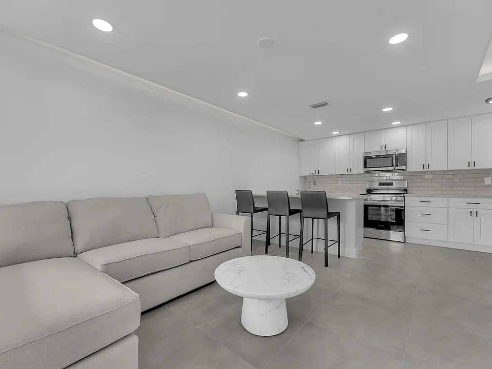 381 SE 15th Ave #1