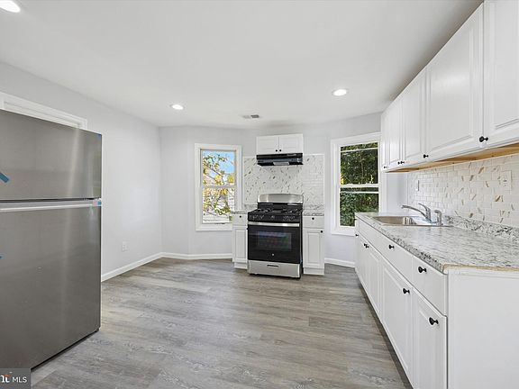 5th image of 566 Rutherford Ave #2