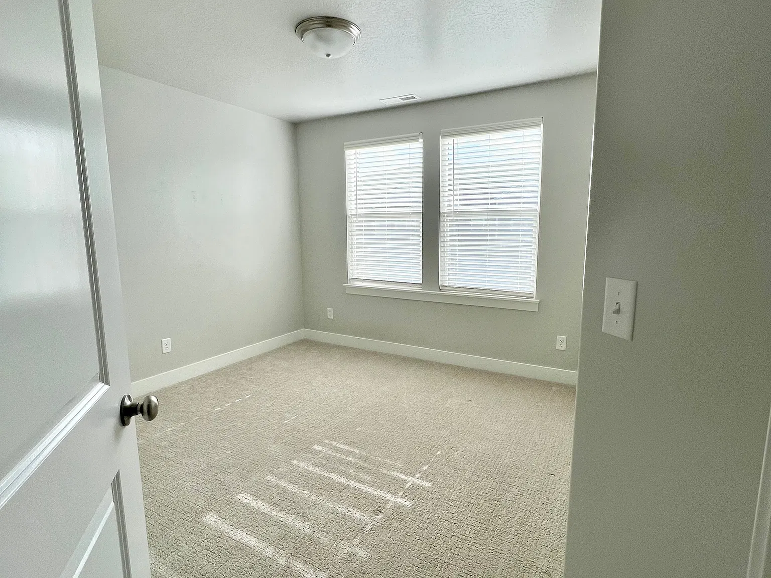 5 bed, 3.5 bath, 2300 sqft, $700 — Photo 1