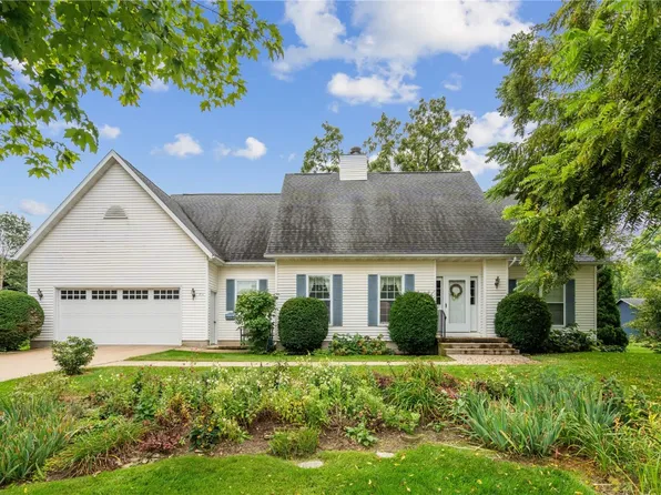 214 7th St NW, Mount Vernon, IA 52314
