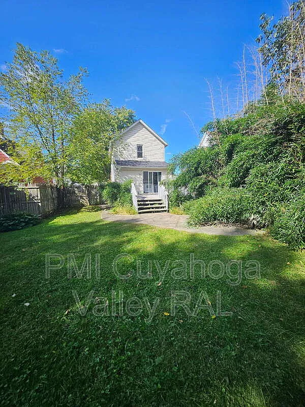 3 bed, 1.0 bath, $1,095 — Photo 3