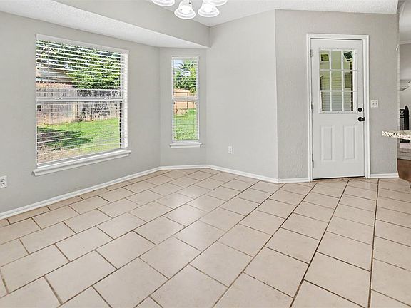 4th image of 10109 S Hillcrest Dr