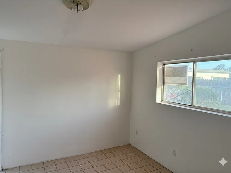 1105 Lakewood Rd — Photo 7