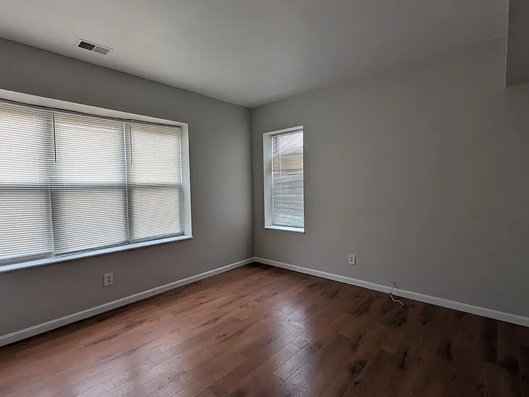 5574 Pershing Ave — Photo 7