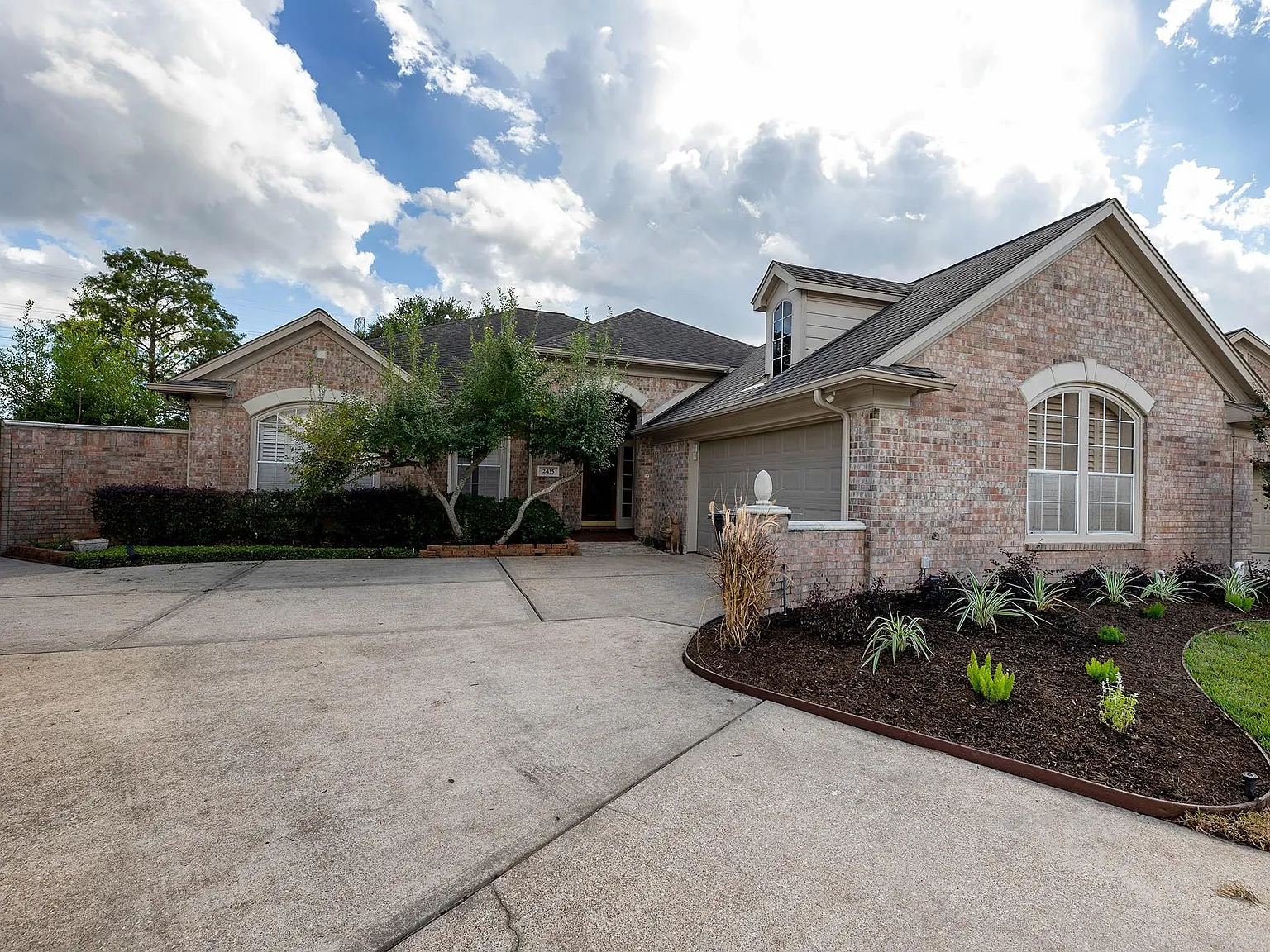 3 bed, 2.5 bath, 2649 sqft, $3,500 — Photo 2