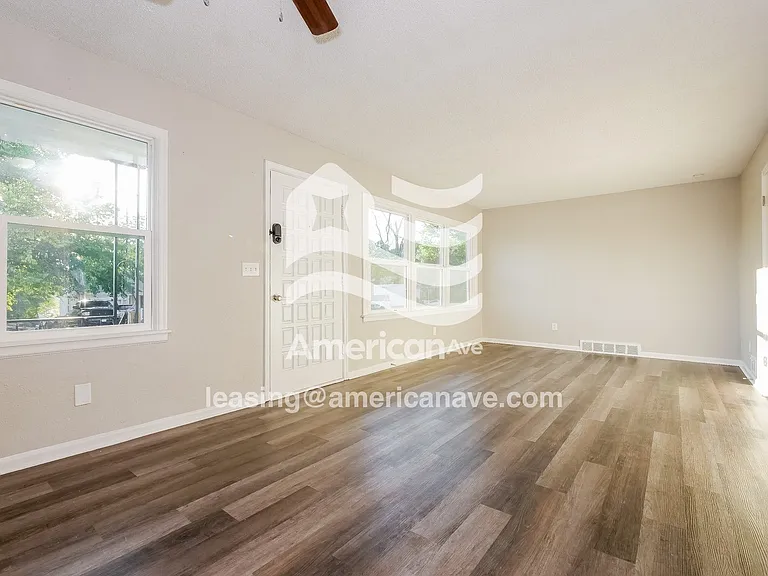 1692199_004_wm_-_living_room_13184142.jpg