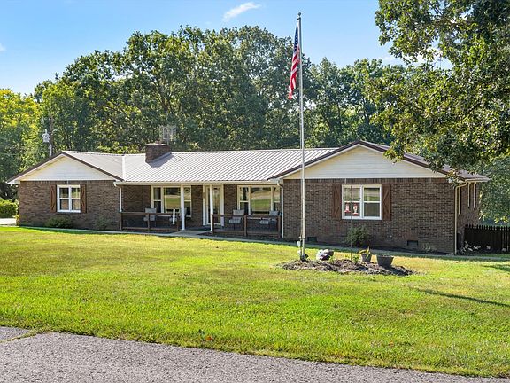 2nd image of 550 Lakeview Cir