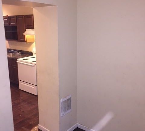 4th image of 1854 Clarence St Fl 1ST