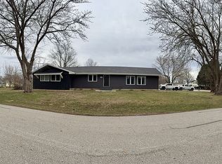 1028 Columbine Dr, Cedar Falls, IA 50613