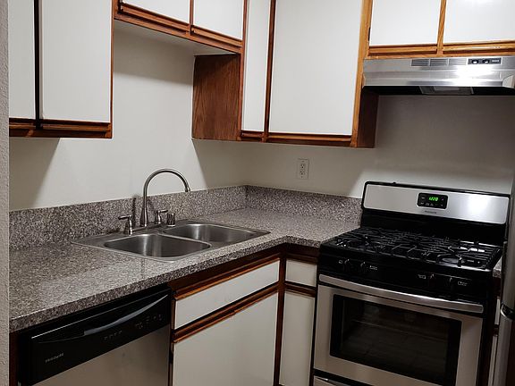 Granite countertops, Stove, Dishwasher