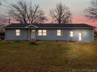 102 E Main St, Chouteau, OK 74337