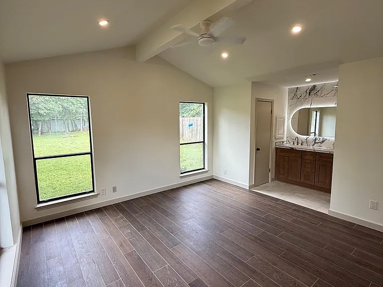 1009 Swallow Dr — Photo 5