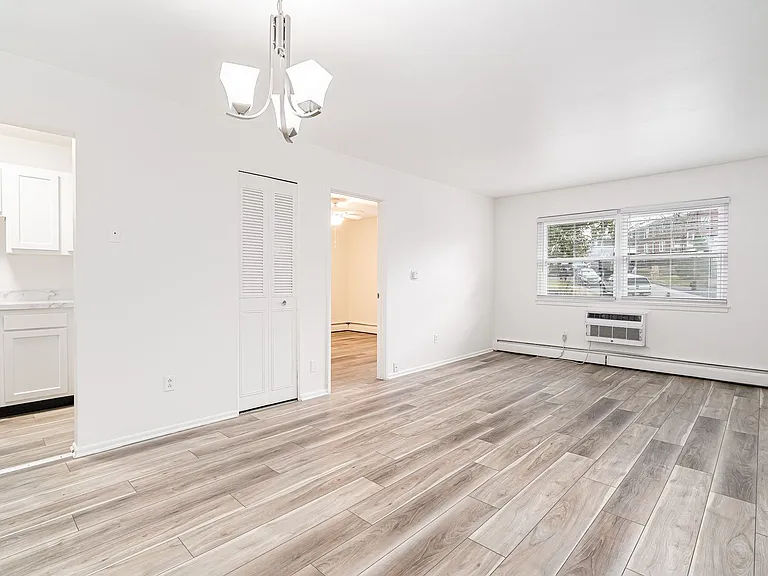 Lindsay Court Apartments — Photo 27