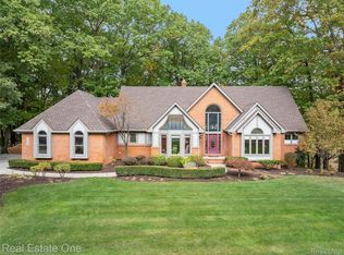 2044 Pine Hollow Trl, Brighton, MI 48114