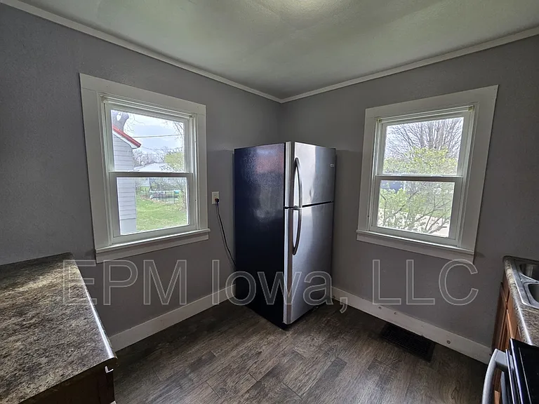 609 1st St W #D — Photo 5