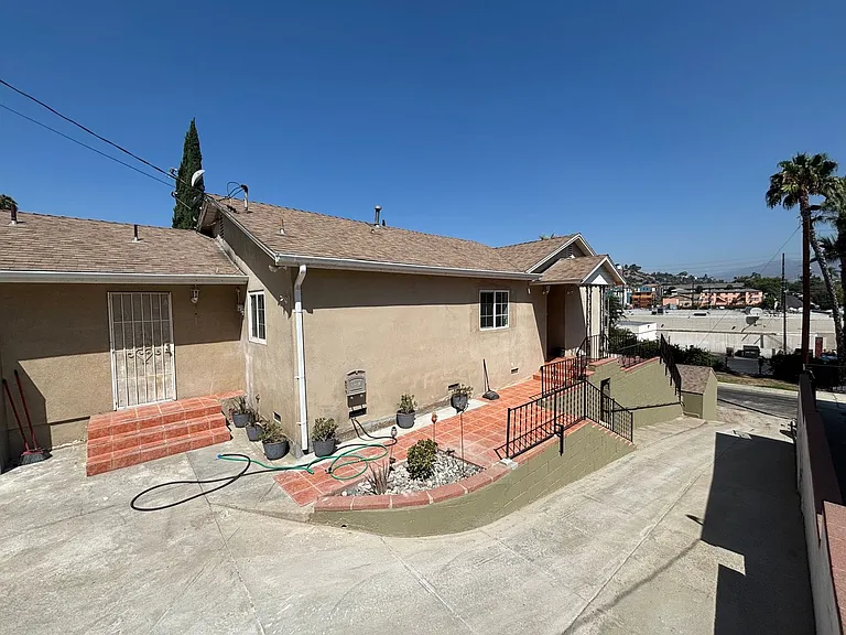 4040 Toland Way — Photo 16