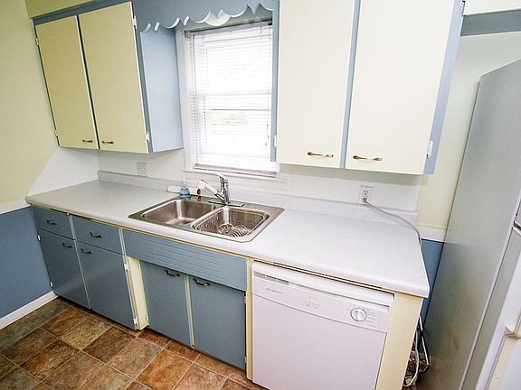 3rd image of 377 N Ottawa St