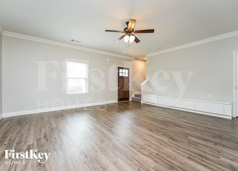 1035 Sutherland Dr — Photo 3