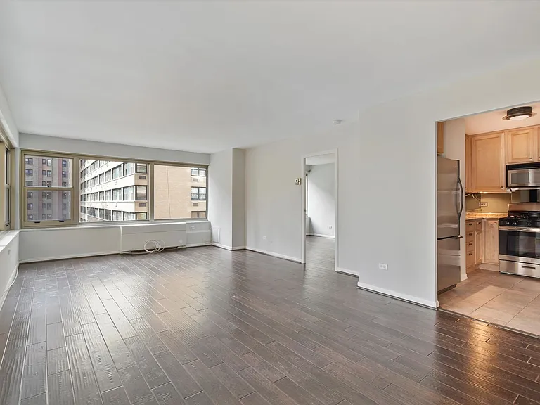 247 E Chestnut St #504 — Photo 4