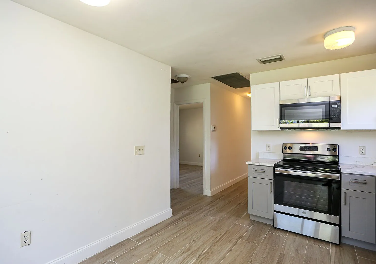 **New Pictures 2 Bed/1 Bath Unit** Sunrise Villas ** Pet Friendly ** Close To I-75 ** — Photo 4