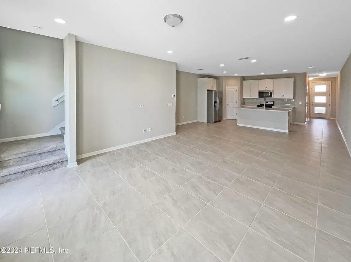 3 bed, 1936 sqft, $2,299 — Photo 2