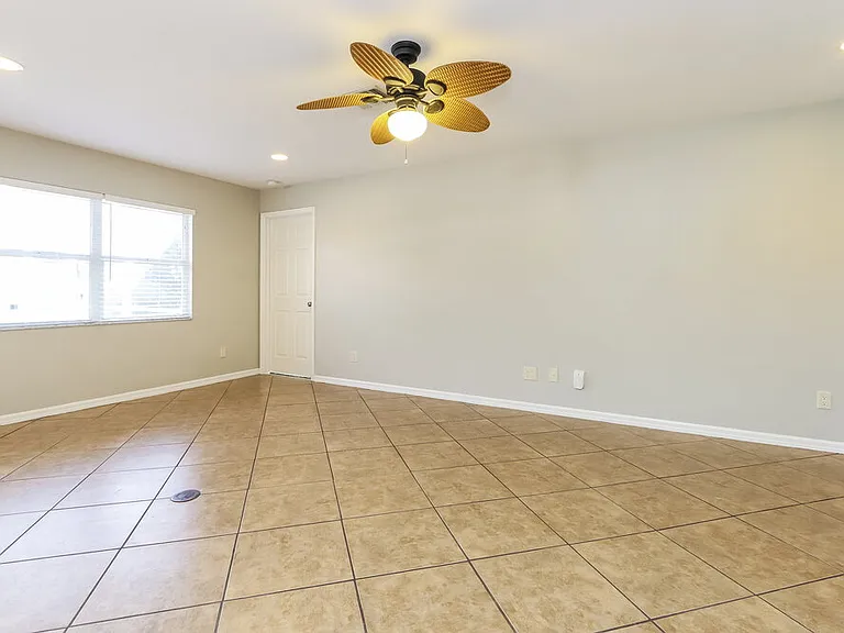 1413 SW 11th Pl — Photo 4