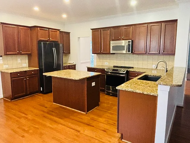 4 bed, 3386 sqft, $3,500 — Photo 4